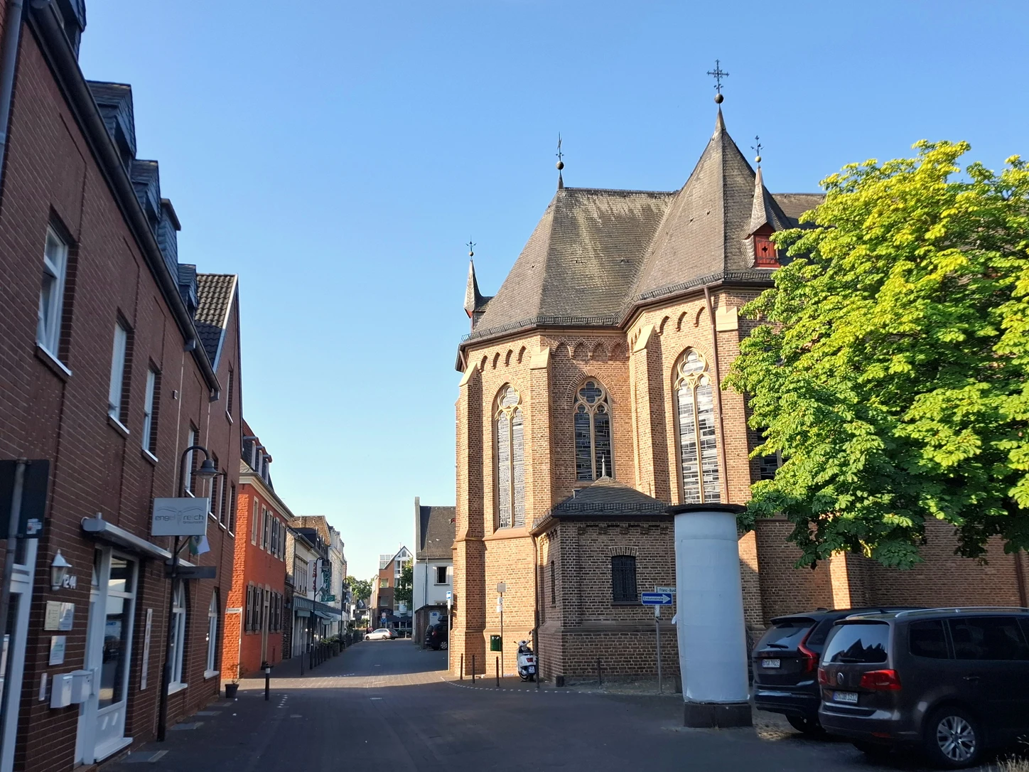 Die Schloßstraße mit Blick zur Kirche