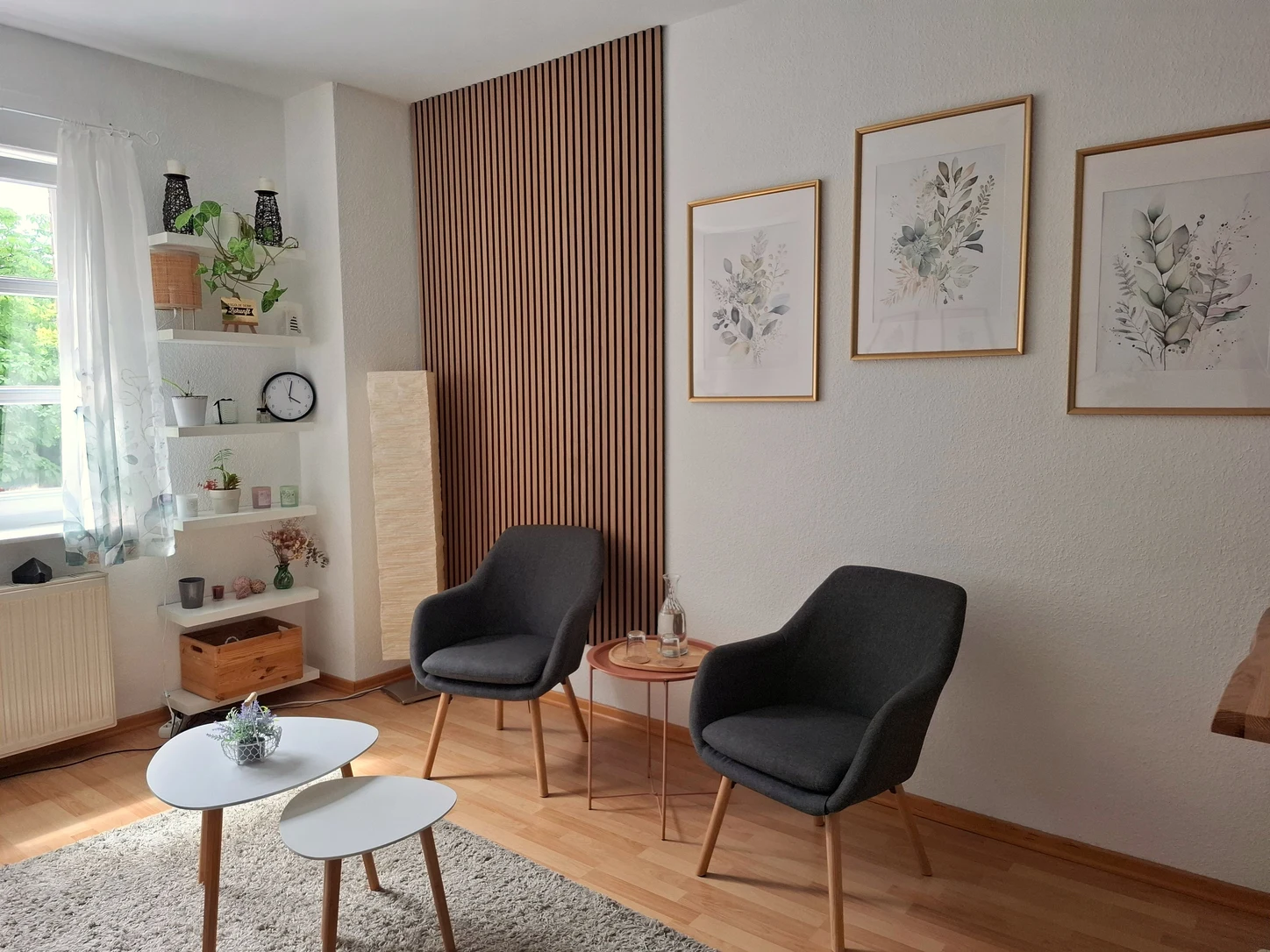 Der Therapieraum mit zwei Sesseln vor der Holzwand