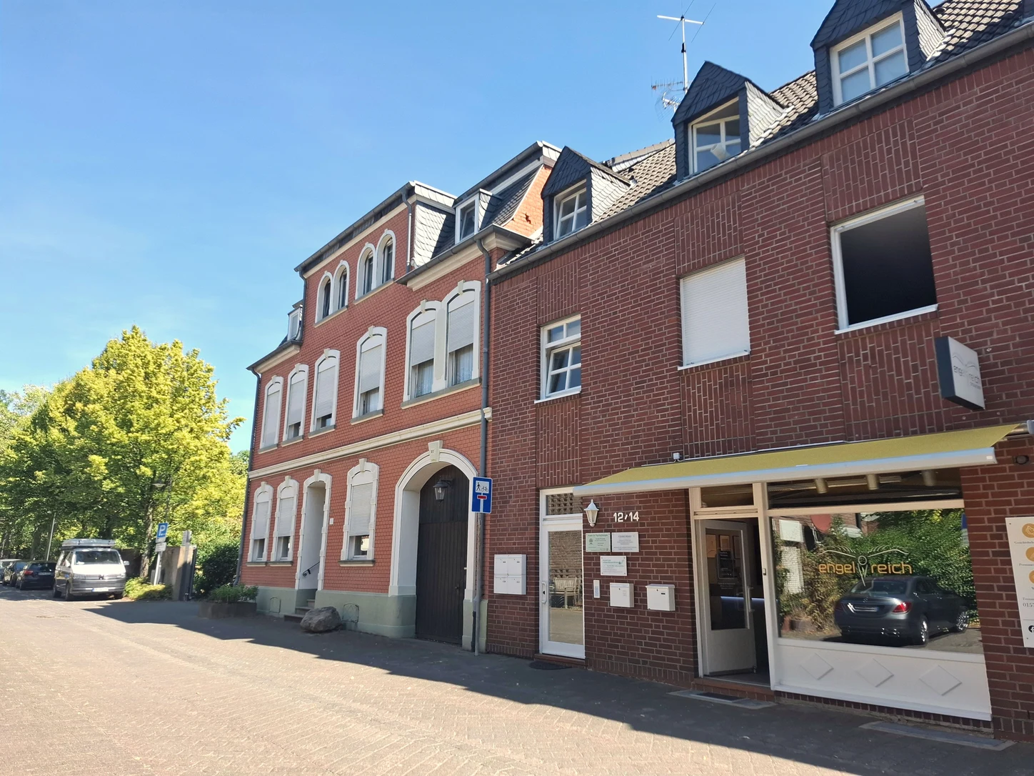 Die Praxis im Gebäude Schloßstraße 12–14 in Lechenich